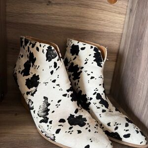 Qupid Black & White Cow-Print Ankle Boots